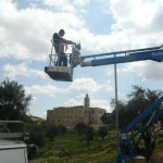בהתקנת העירוב בשכונת הר חומה בסיוע מנוף גבהים שברשות ה'מרכז'